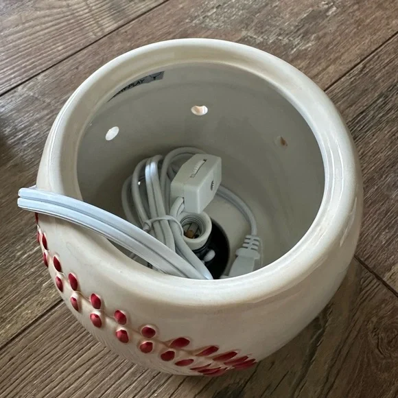 New in Box Scentsy Cream and Red Warmer - Picture 4 of 9